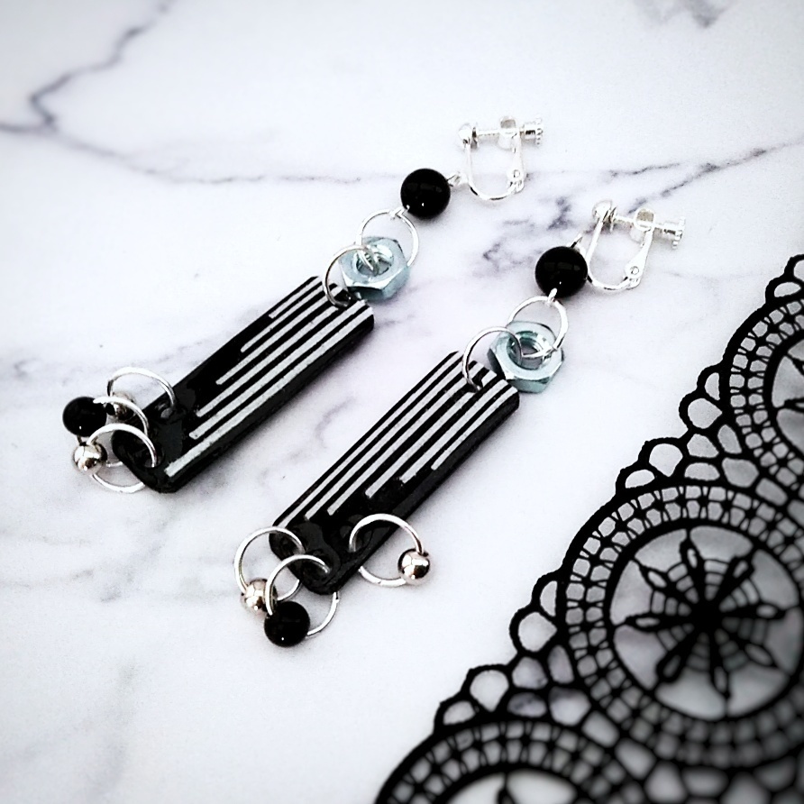 ストライプな個性派イヤリング サブカル 地雷系 プラバン レジン メンヘラ ホワイト 379