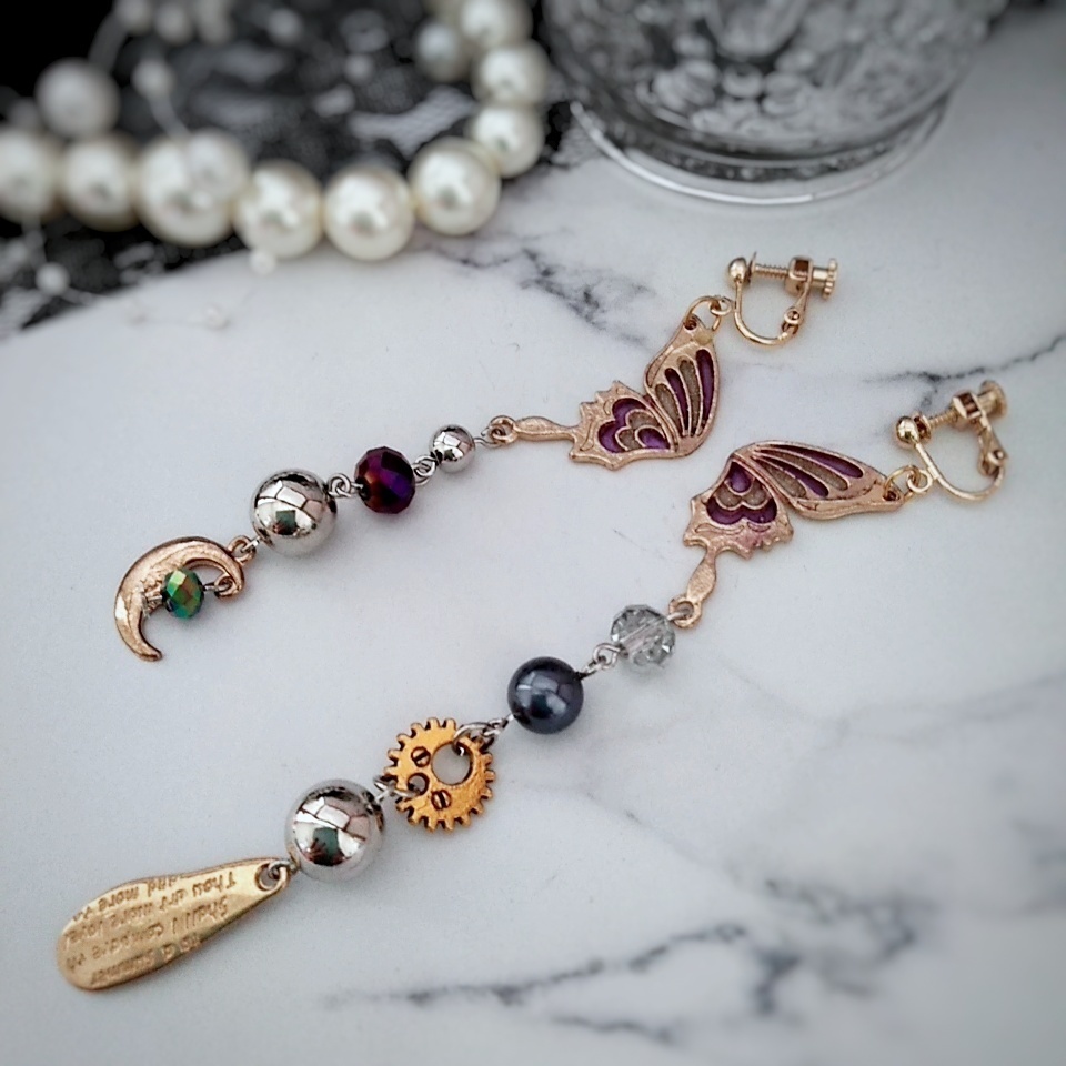 蝶々と月の個性派イヤリング　歯車つき　レジン　　パープル　No.382