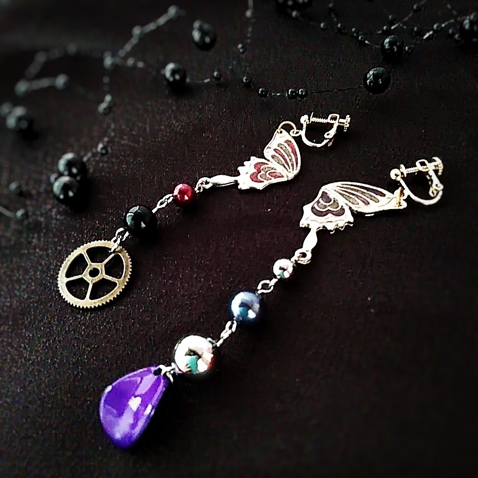 レジン 赤 紫の蝶々個性派イヤリング アシンメトリー 歯車 花びら 派手 No.385