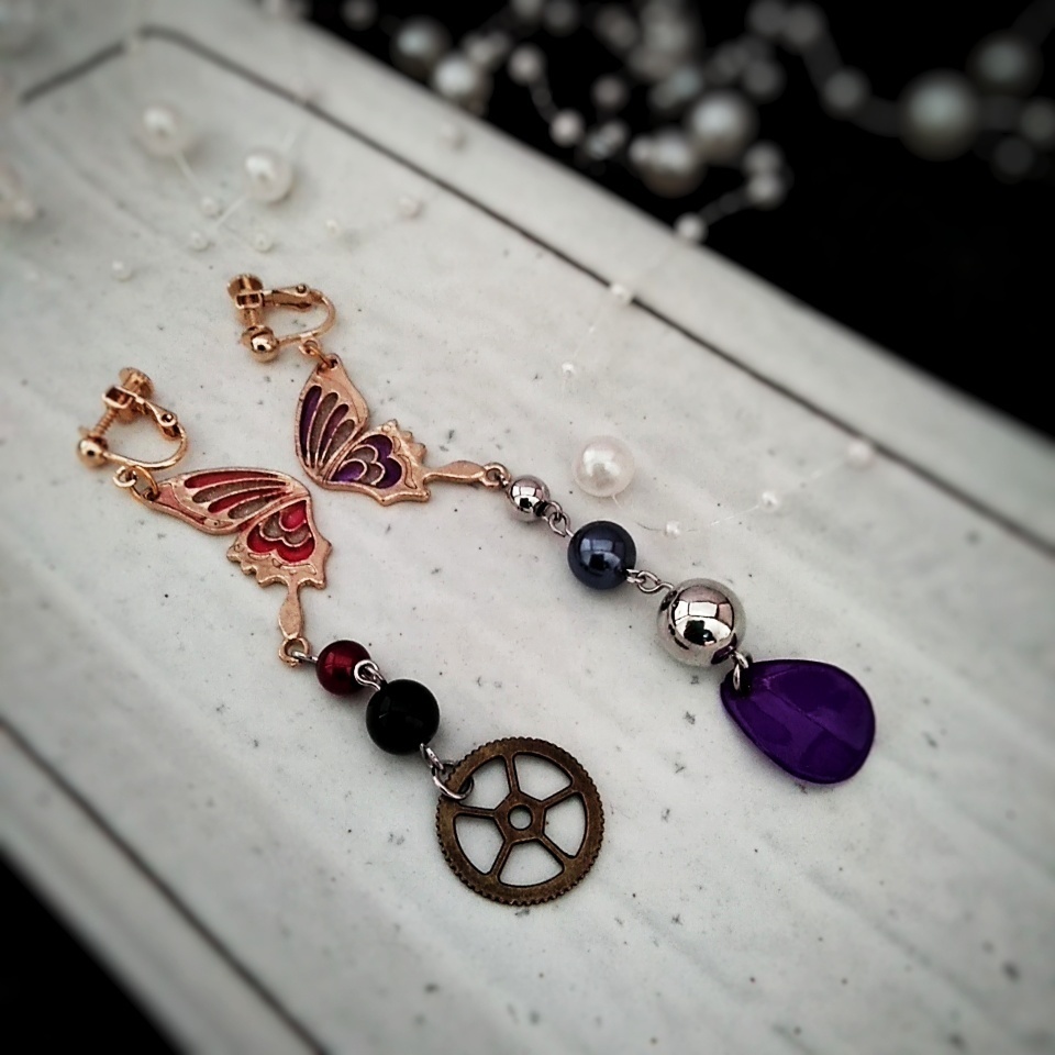 レジン 赤 紫の蝶々個性派イヤリング アシンメトリー 歯車 花びら 派手 No.385