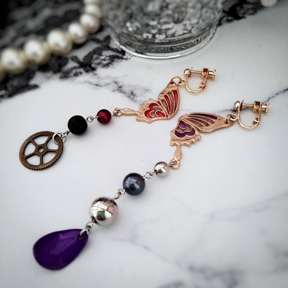 レジン　赤　紫の蝶々個性派イヤリング　アシンメトリー　歯車　花びら　派手　No.385