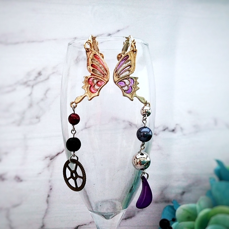 レジン 赤 紫の蝶々個性派イヤリング アシンメトリー 歯車 花びら 派手 No.385