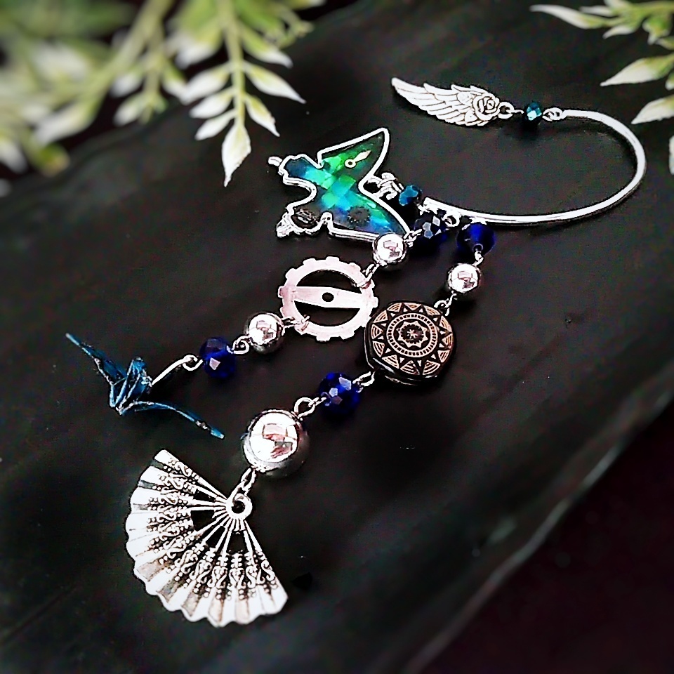 蝶々と歯車の和風イヤーフック スチームパンク 折り鶴 魚 漢字 ブルー ブラック 406 くらつや Booth