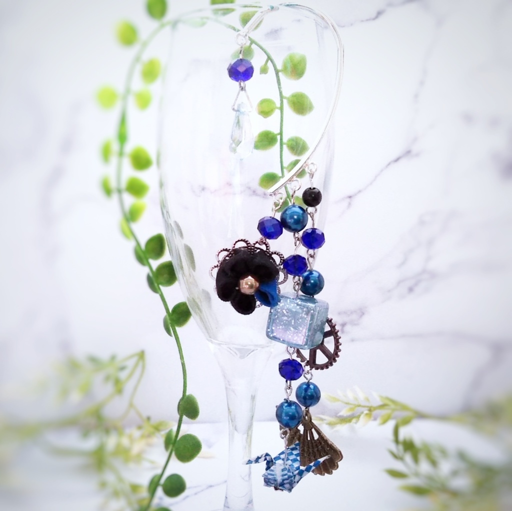 つまみ細工と歯車のイヤーフック 和風 チェック柄 折り鶴 扇子 ブルー 413 くらつや Booth