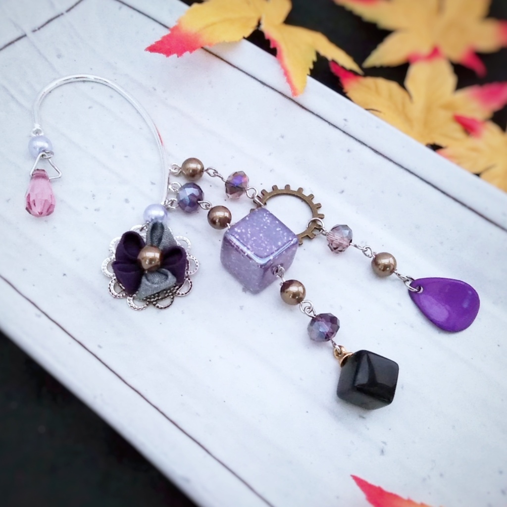 つまみ細工と歯車のイヤーフック 和風 シック キューブ 普段使い パープル✕グレー 415