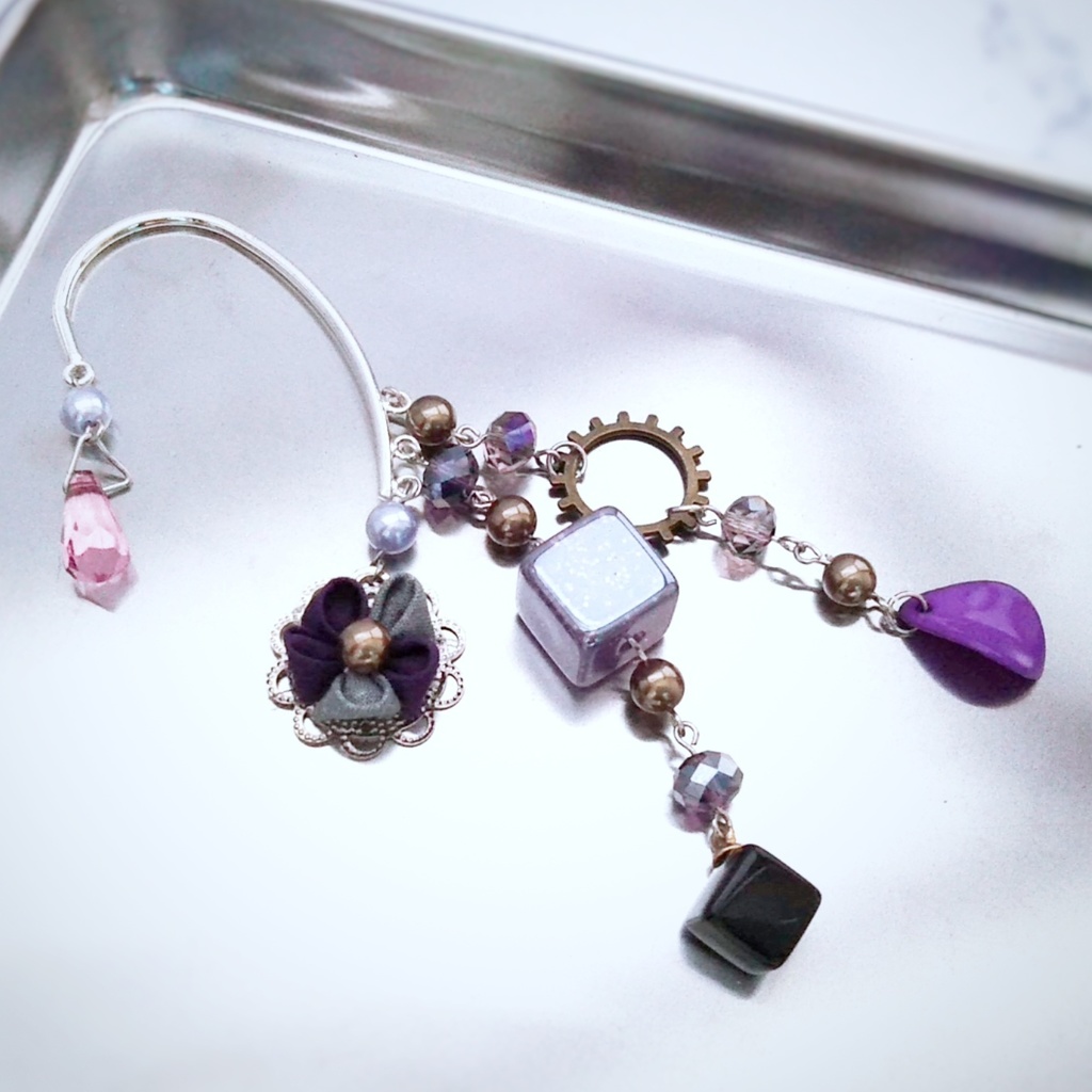 つまみ細工と歯車のイヤーフック 和風 シック キューブ 普段使い パープル✕グレー 415