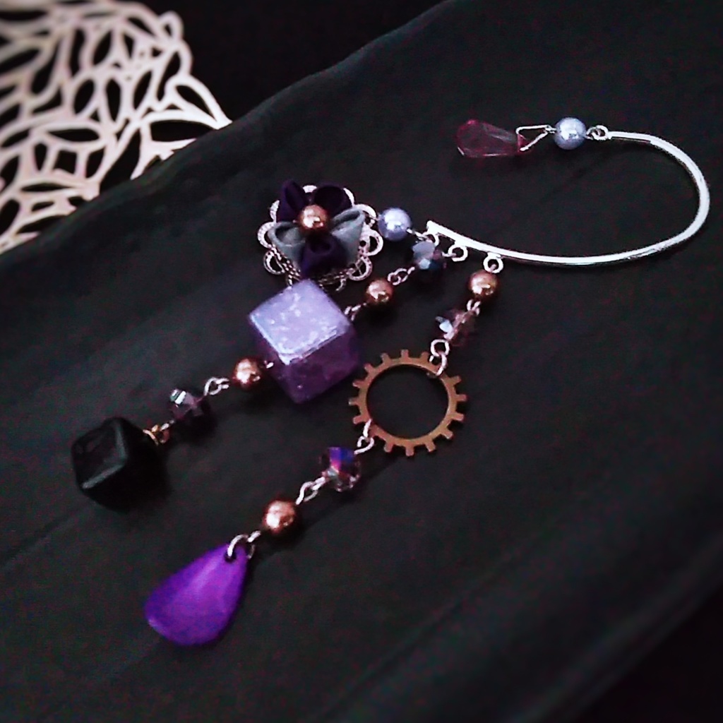 つまみ細工と歯車のイヤーフック 和風 シック キューブ 普段使い パープル✕グレー 415