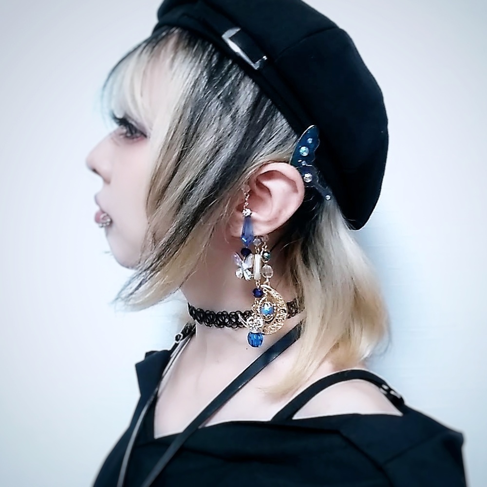 蝶々の羽根のイヤーフック　ブルー　レジン　精霊魔法　水属性　両耳対応　426