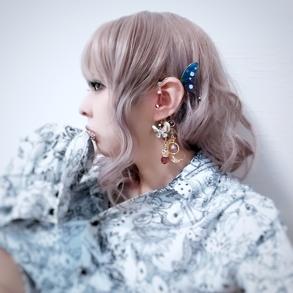 蝶々の羽根のイヤーフック パープル レジン 精霊魔法 闇属性 両耳対応 427 くらつや Booth