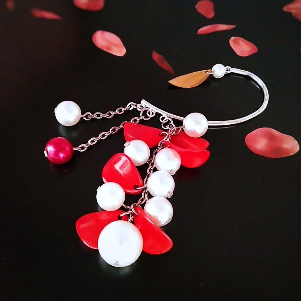 花びらとパールのイヤーフック　レッド　派手　オシャレ　個性　476