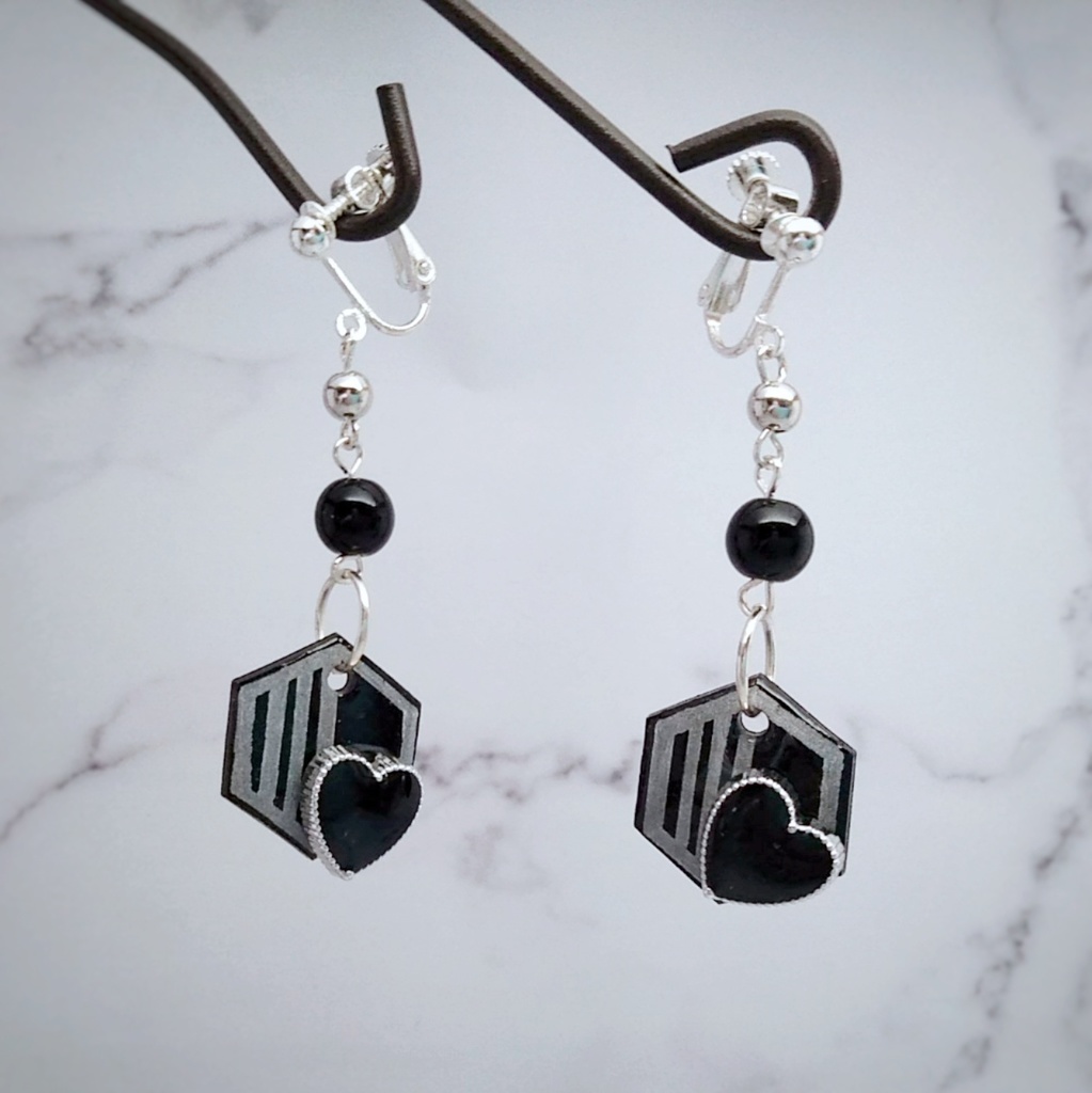 六角形ストラップ柄 ハートイヤリング サブカル 地雷系 プラバン レジン メンヘラ シルバー 492