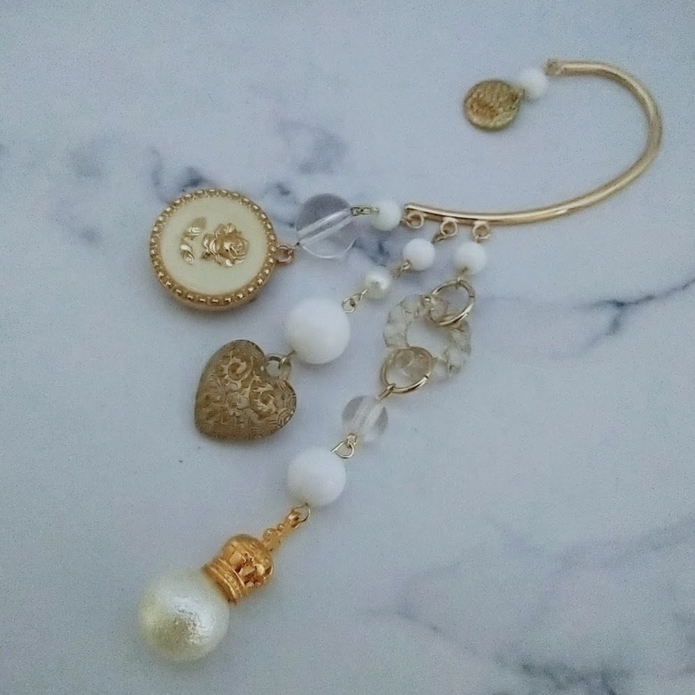 ホワイトローズイヤーフック 地雷系 個性 ブラックファッション ボタン パール 498