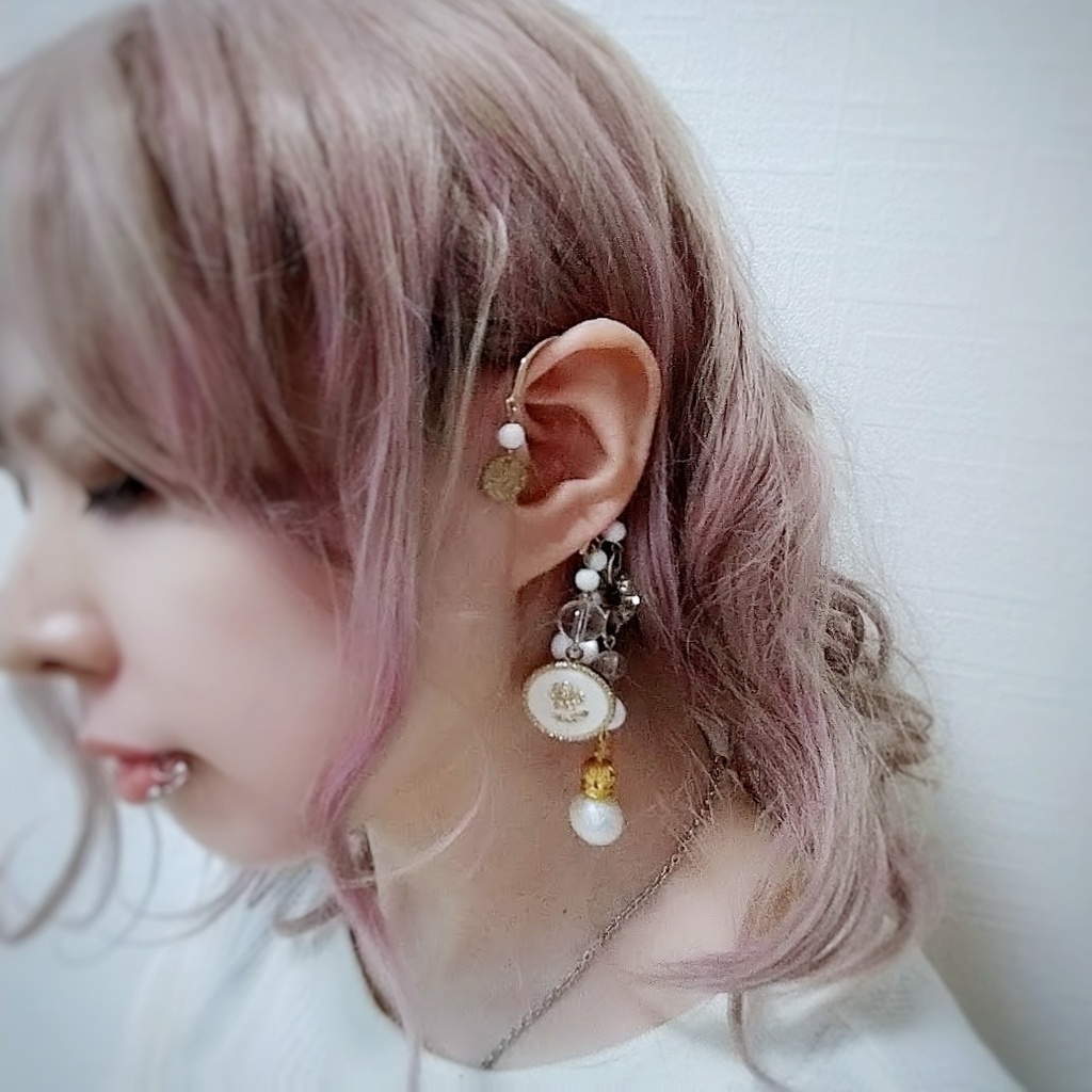 ホワイトローズイヤーフック 地雷系 個性 ブラックファッション ボタン パール 498