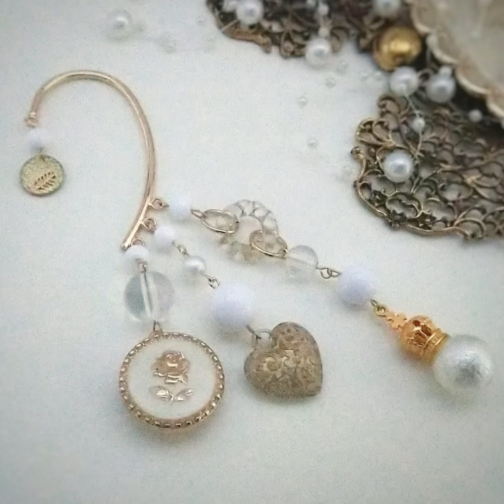 ホワイトローズイヤーフック 地雷系 個性 ブラックファッション ボタン パール 498