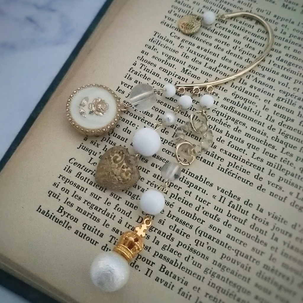 ホワイトローズイヤーフック 地雷系 個性 ブラックファッション ボタン パール 498