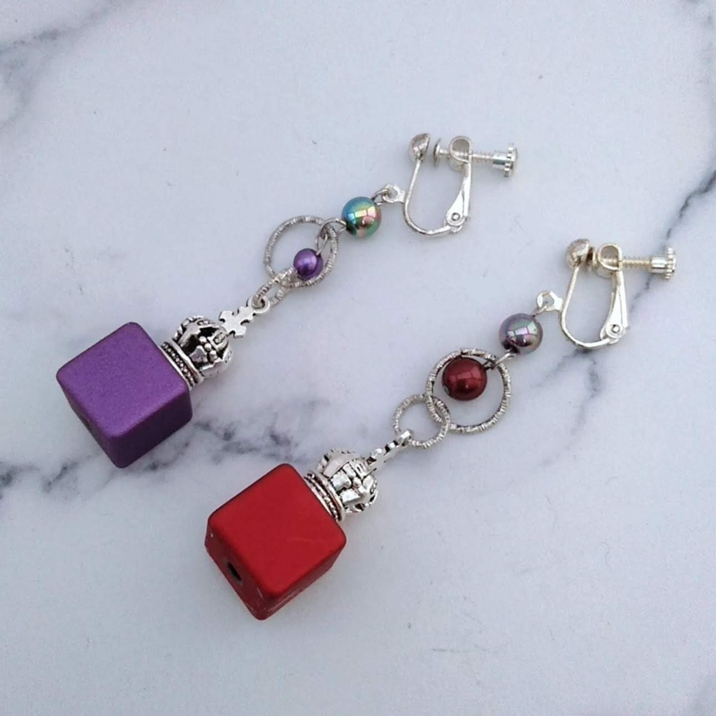 2色のキューブイヤリング パープル×レッド ブロック 王冠 モード 個性 かっこいい 503