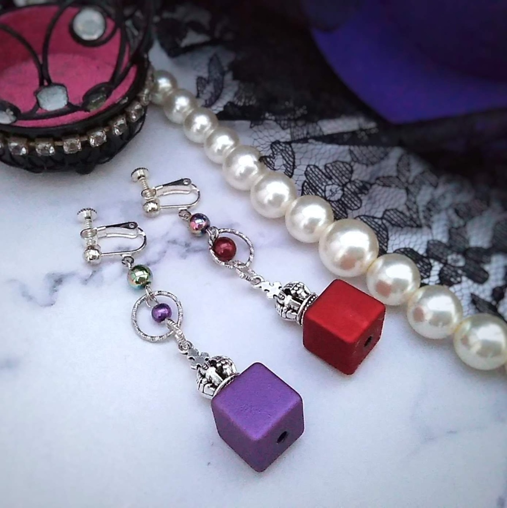 2色のキューブイヤリング パープル×レッド ブロック 王冠 モード 個性 かっこいい 503