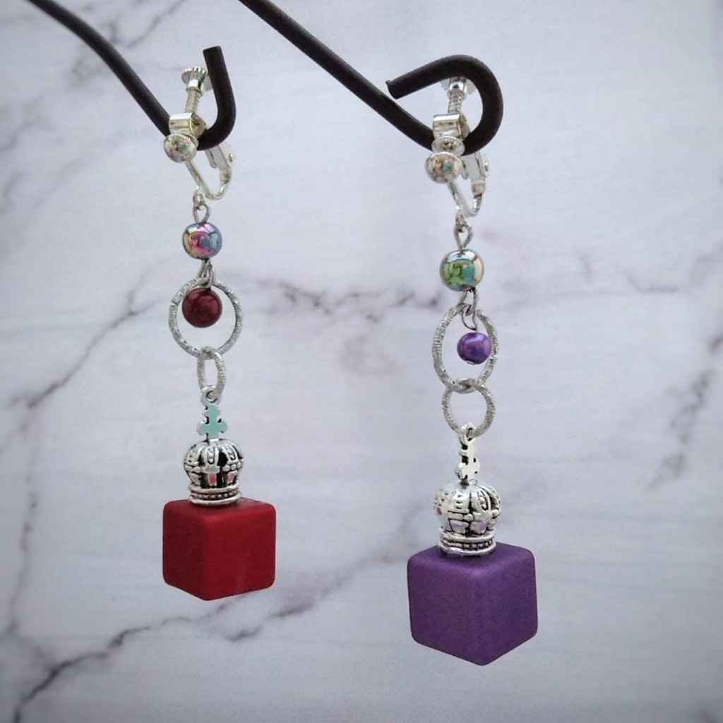 2色のキューブイヤリング パープル×レッド ブロック 王冠 モード 個性 かっこいい 503