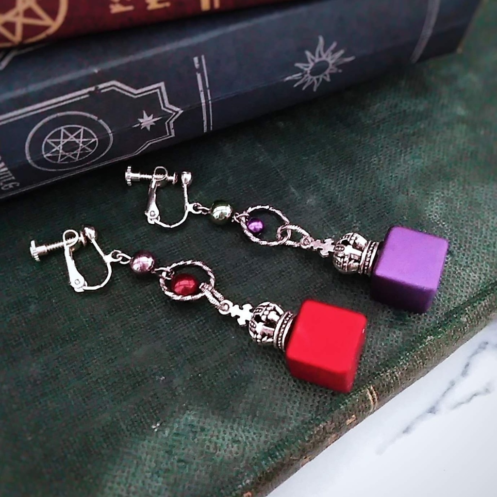 2色のキューブイヤリング パープル×レッド ブロック 王冠 モード 個性 かっこいい 503