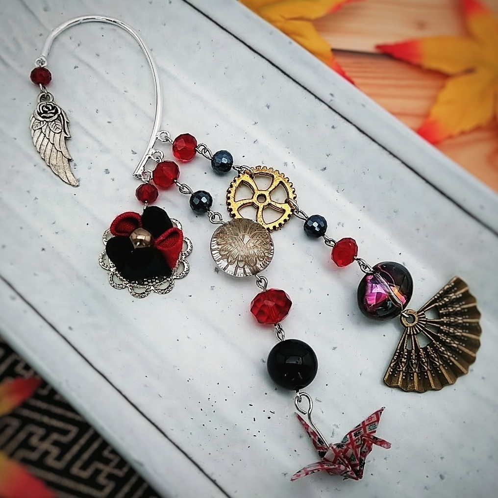 つまみ細工と歯車のイヤーフック 和風 チェック柄 麻雀牌柄 折り鶴 扇子 レッド ブラック 518 くらつや Booth