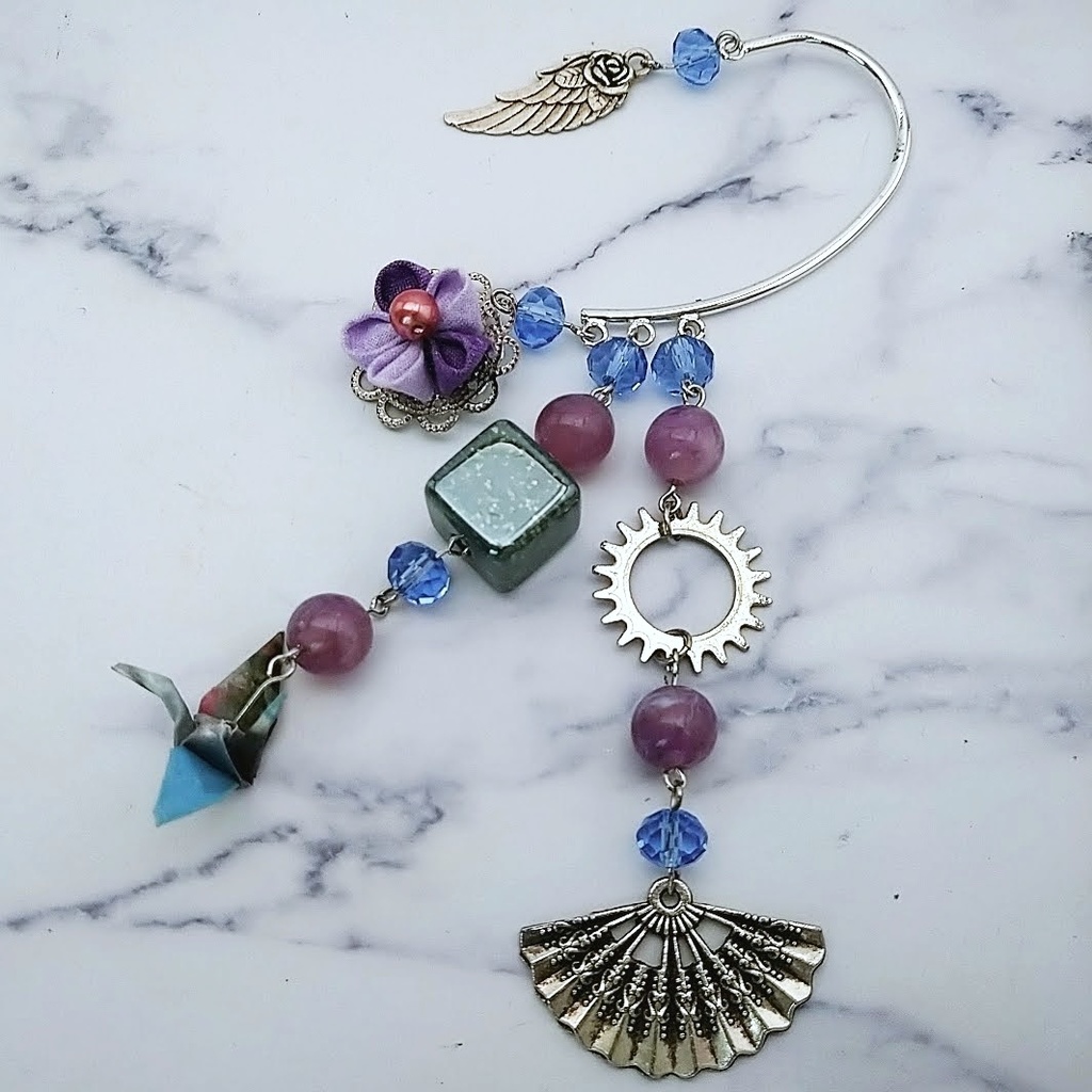 つまみ細工と歯車のイヤーフック 和風 折り鶴 扇子 キューブ パープル 520