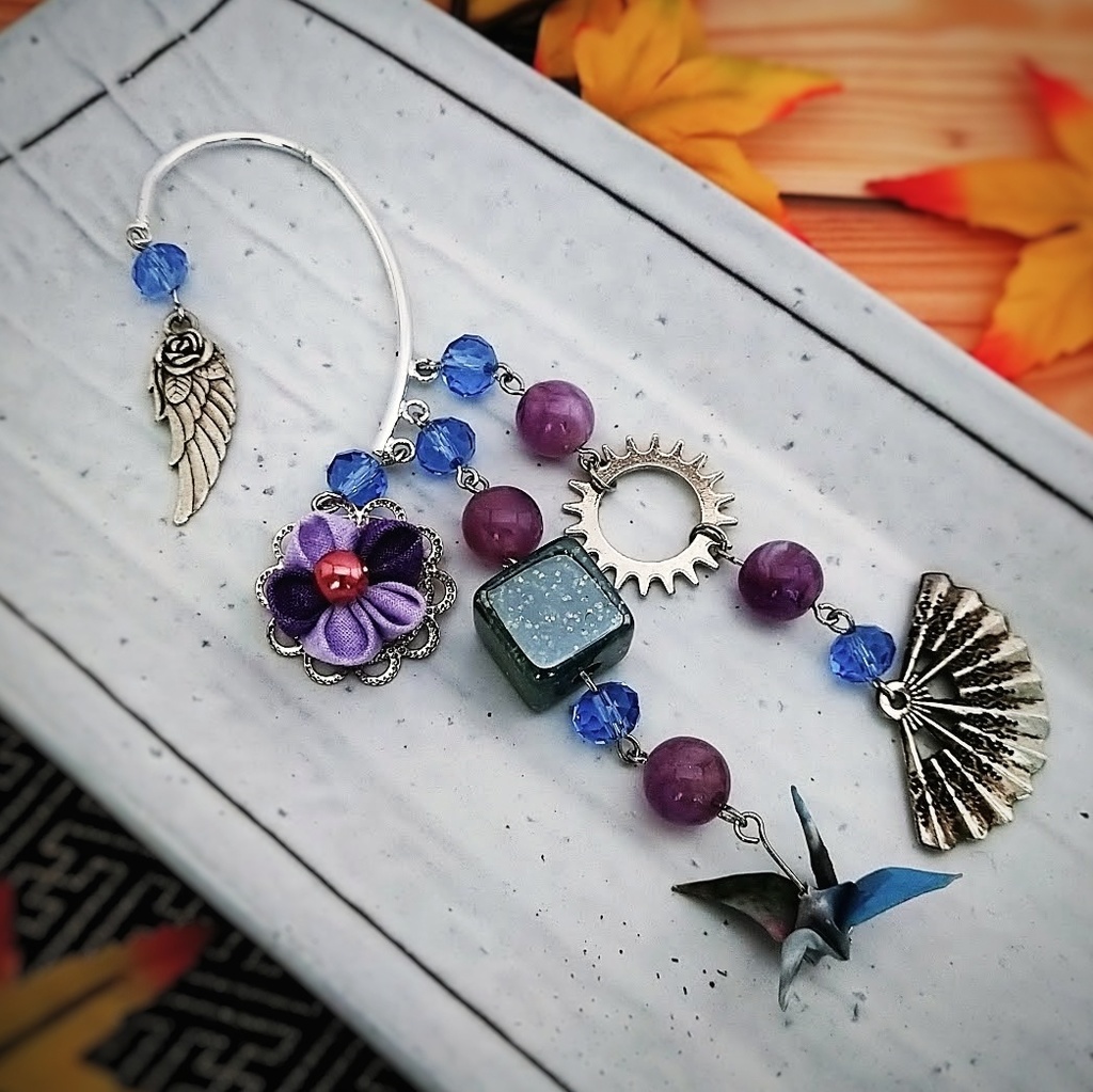 つまみ細工と歯車のイヤーフック 和風 折り鶴 扇子 キューブ パープル 520