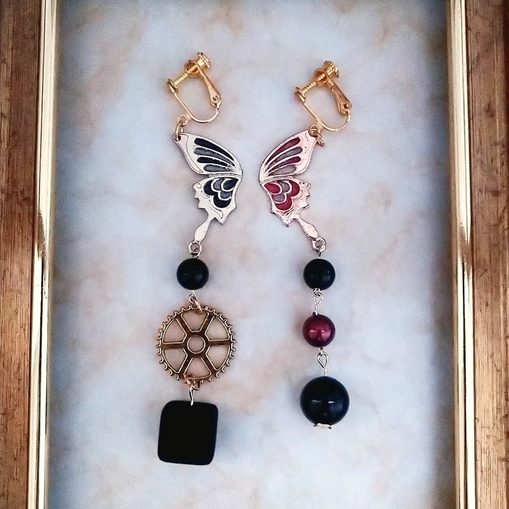 アシンメトリー蝶々のイヤリング ブラック×レッド 歯車 個性 派手 ブロック キューブ 522