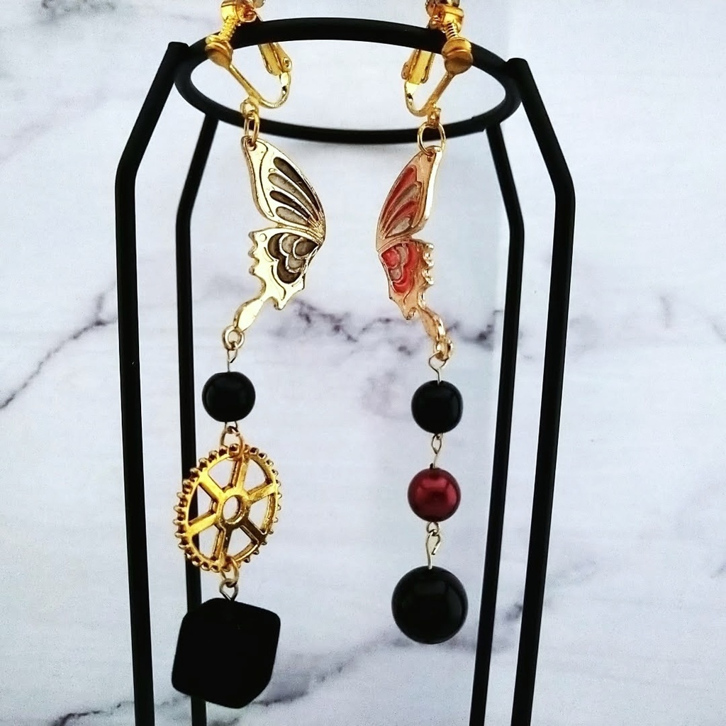 アシンメトリー蝶々のイヤリング ブラック×レッド 歯車 個性 派手 ブロック キューブ 522