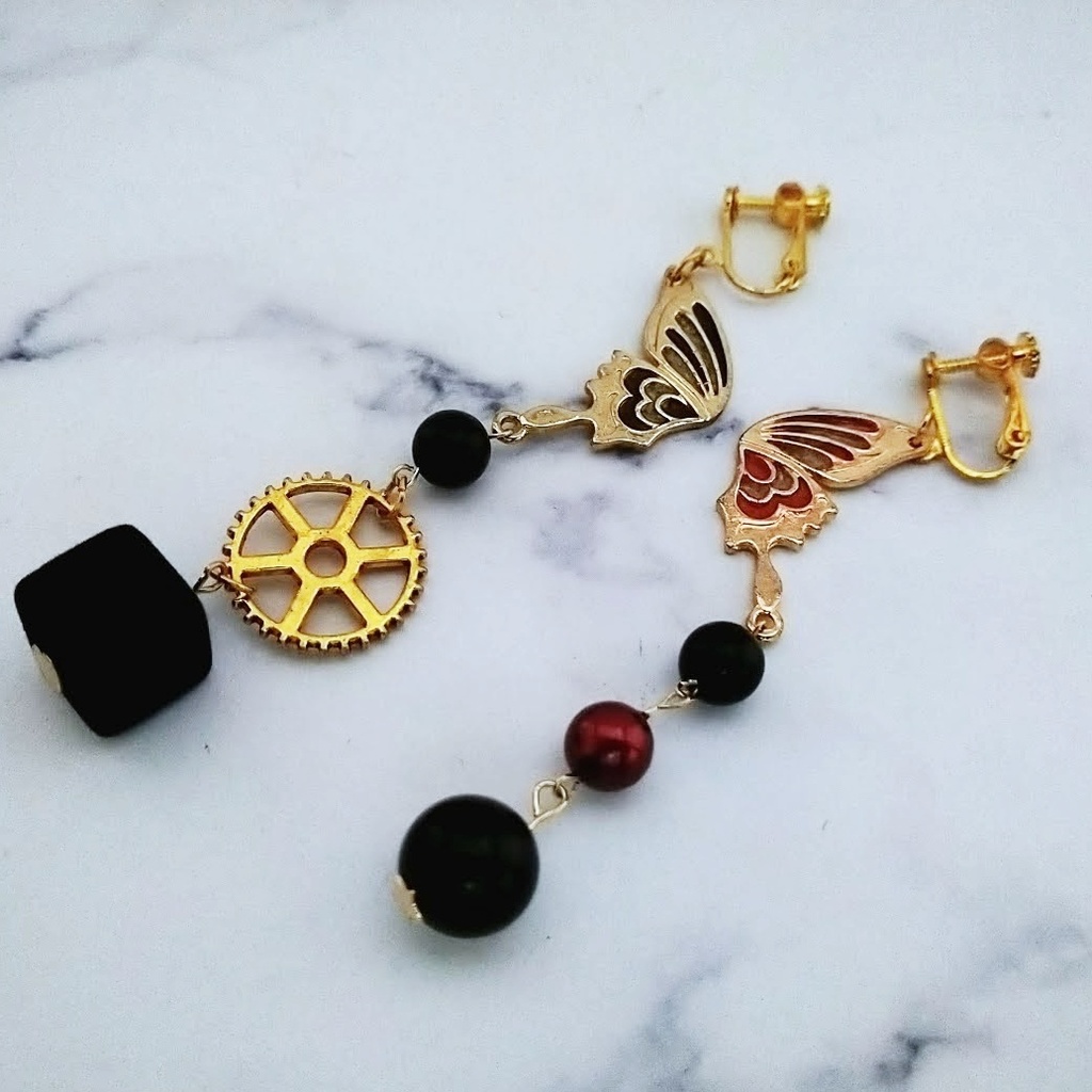アシンメトリー蝶々のイヤリング ブラック×レッド 歯車 個性 派手 ブロック キューブ 522