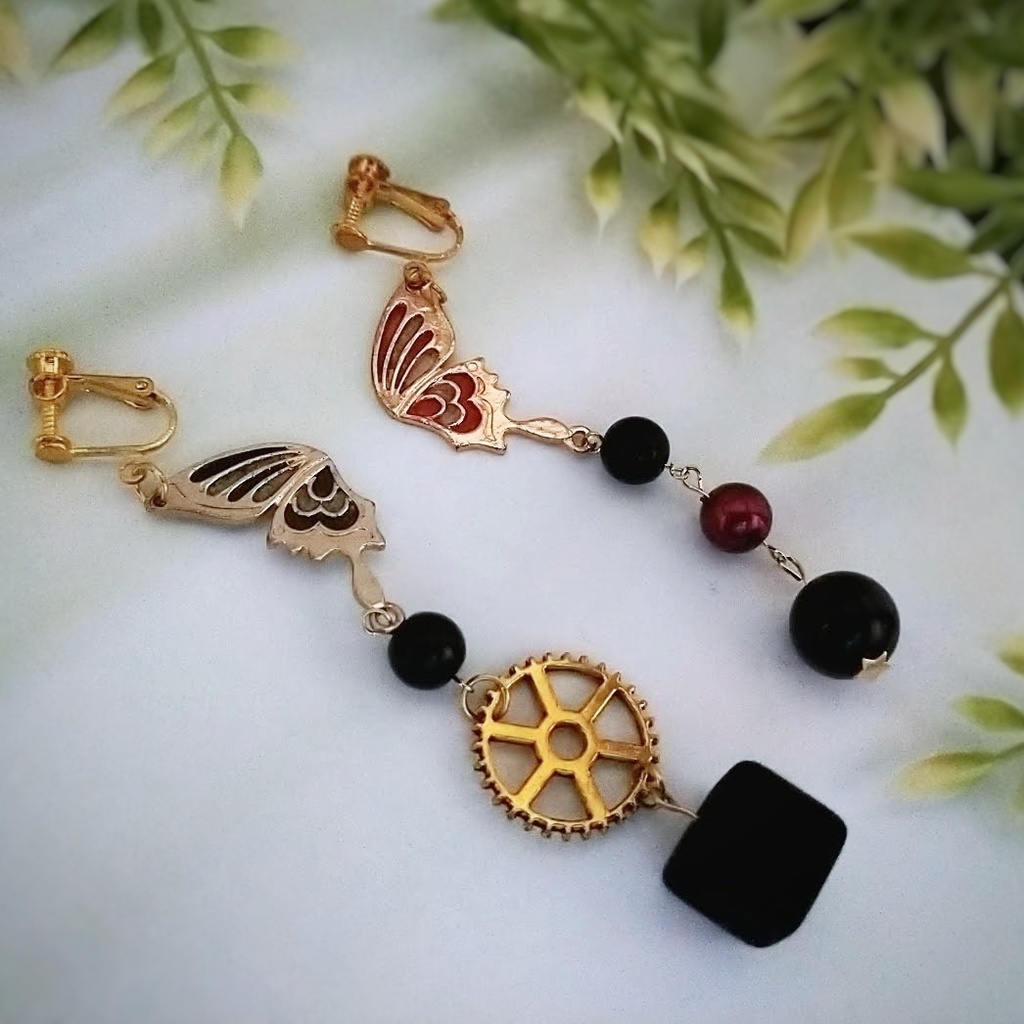 アシンメトリー蝶々のイヤリング ブラック×レッド 歯車 個性 派手 ブロック キューブ 522