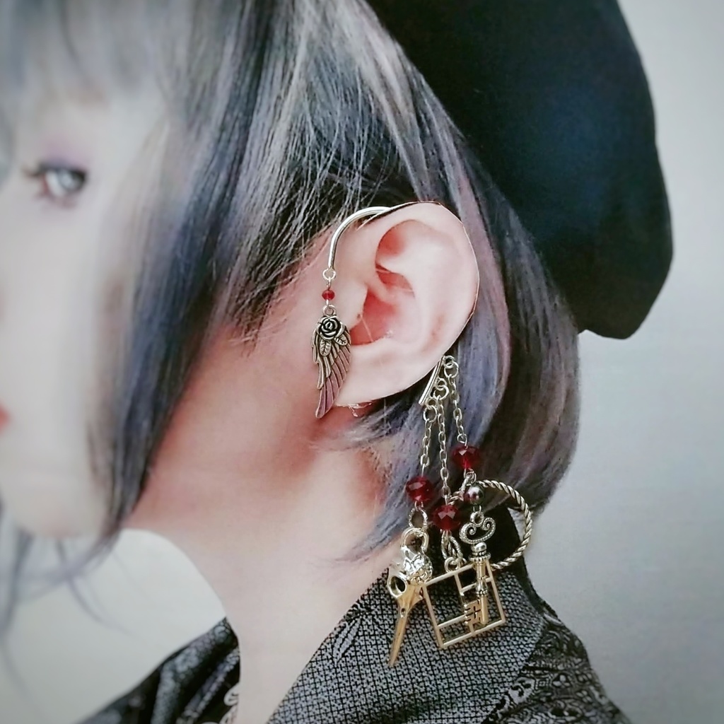 鳥の頭蓋骨の鍵付きイヤーフック レッド 羽根 スクエア 厨二病 ユニセックス 546