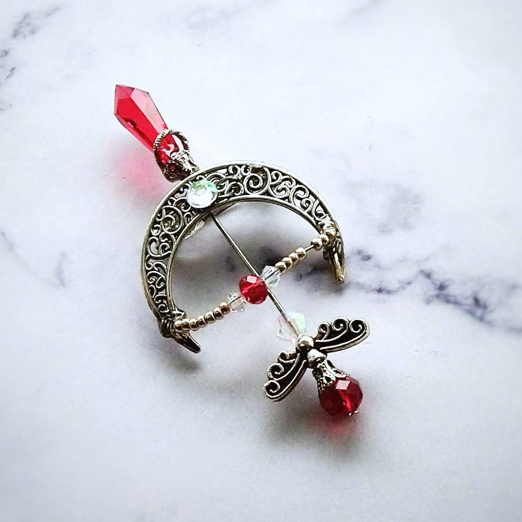 ファイヤーアロー ブローチ レッド×シルバー 中級魔法 ウィザード専用 火属性 弓矢 個性 562