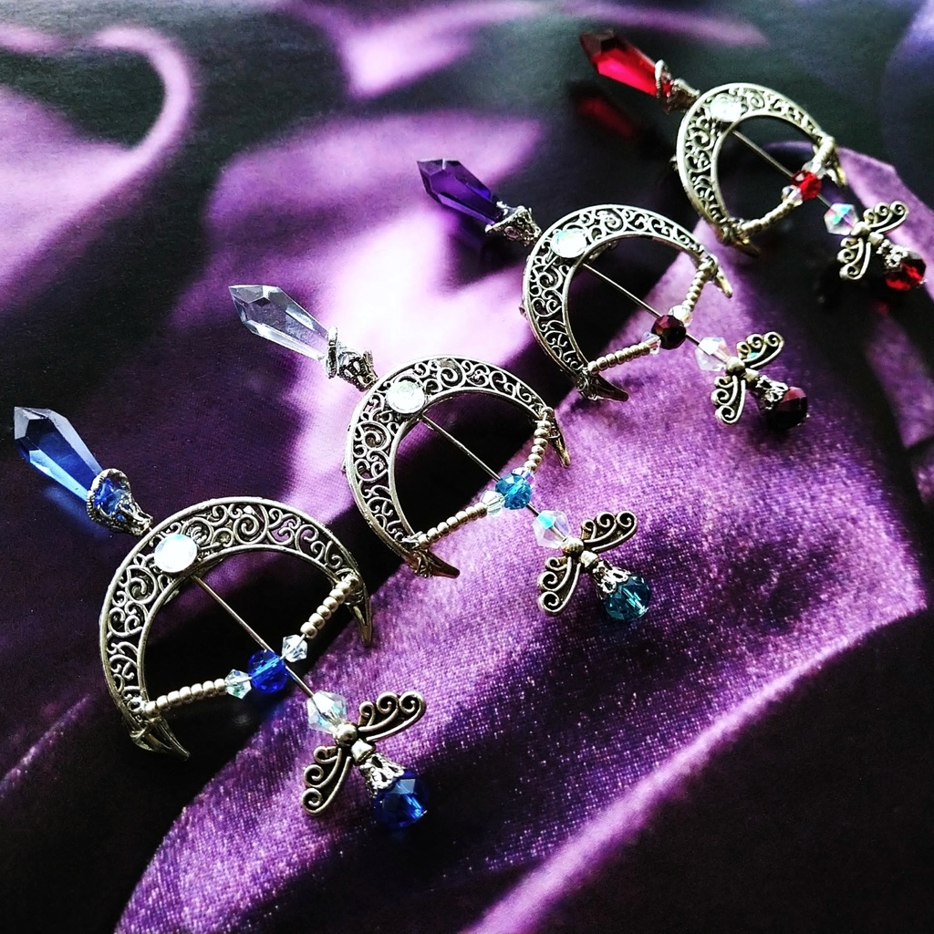 ファイヤーアロー ブローチ レッド×シルバー 中級魔法 ウィザード専用 火属性 弓矢 個性 562