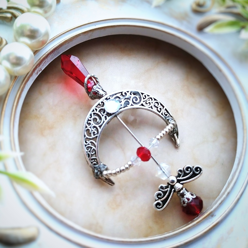 ファイヤーアロー ブローチ レッド×シルバー 中級魔法 ウィザード専用 火属性 弓矢 個性 562