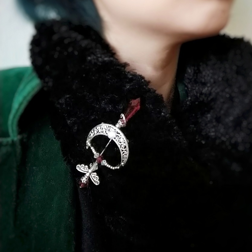 ファイヤーアロー ブローチ レッド×シルバー 中級魔法 ウィザード専用 火属性 弓矢 個性 562