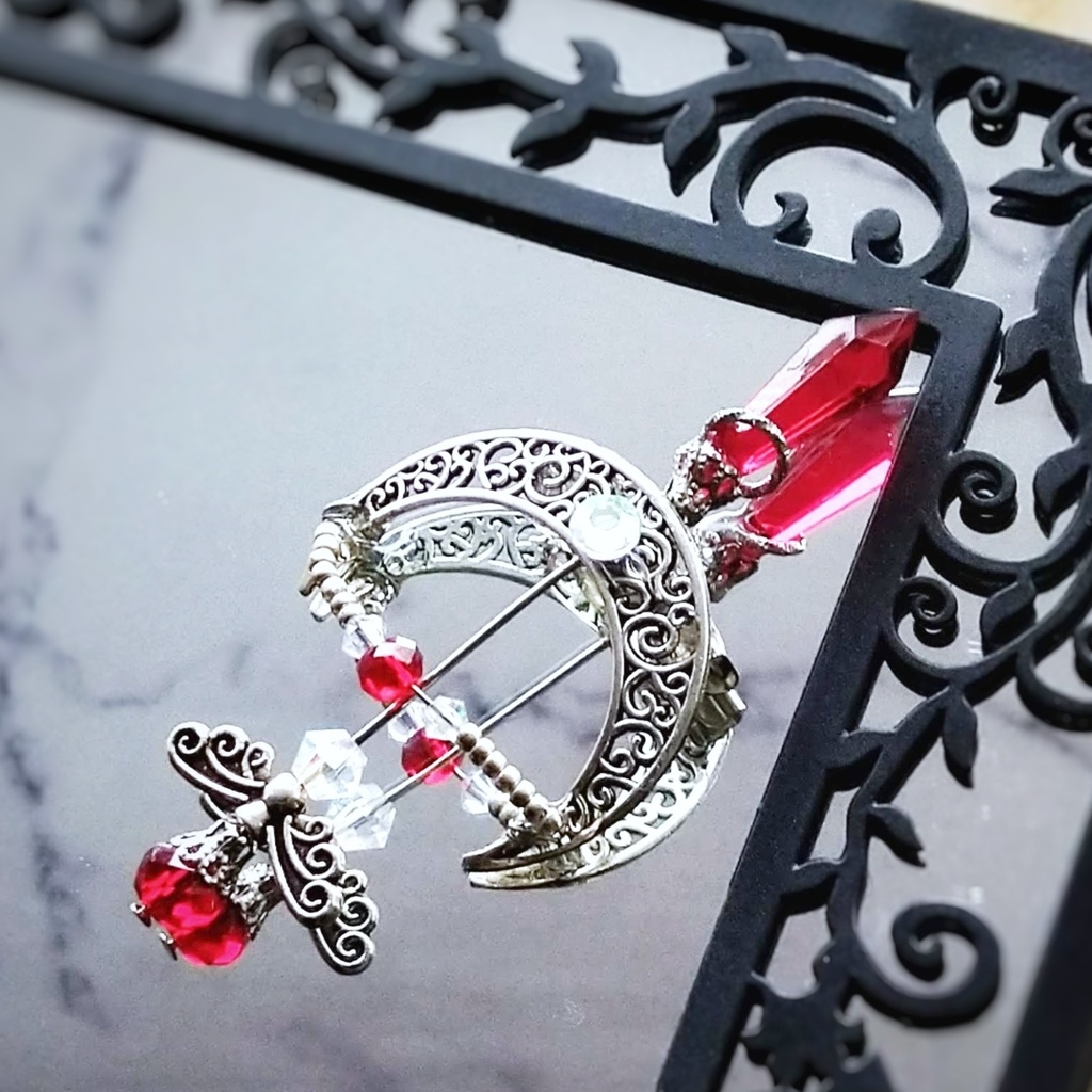 ファイヤーアロー ブローチ レッド×シルバー 中級魔法 ウィザード専用 火属性 弓矢 個性 562