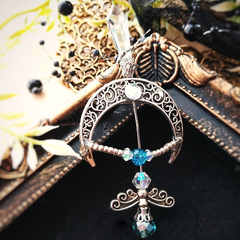 フリーズアロー ブローチ スカイブルー×シルバー 中級魔法 ウィザード専用 氷属性 弓矢 個性 563