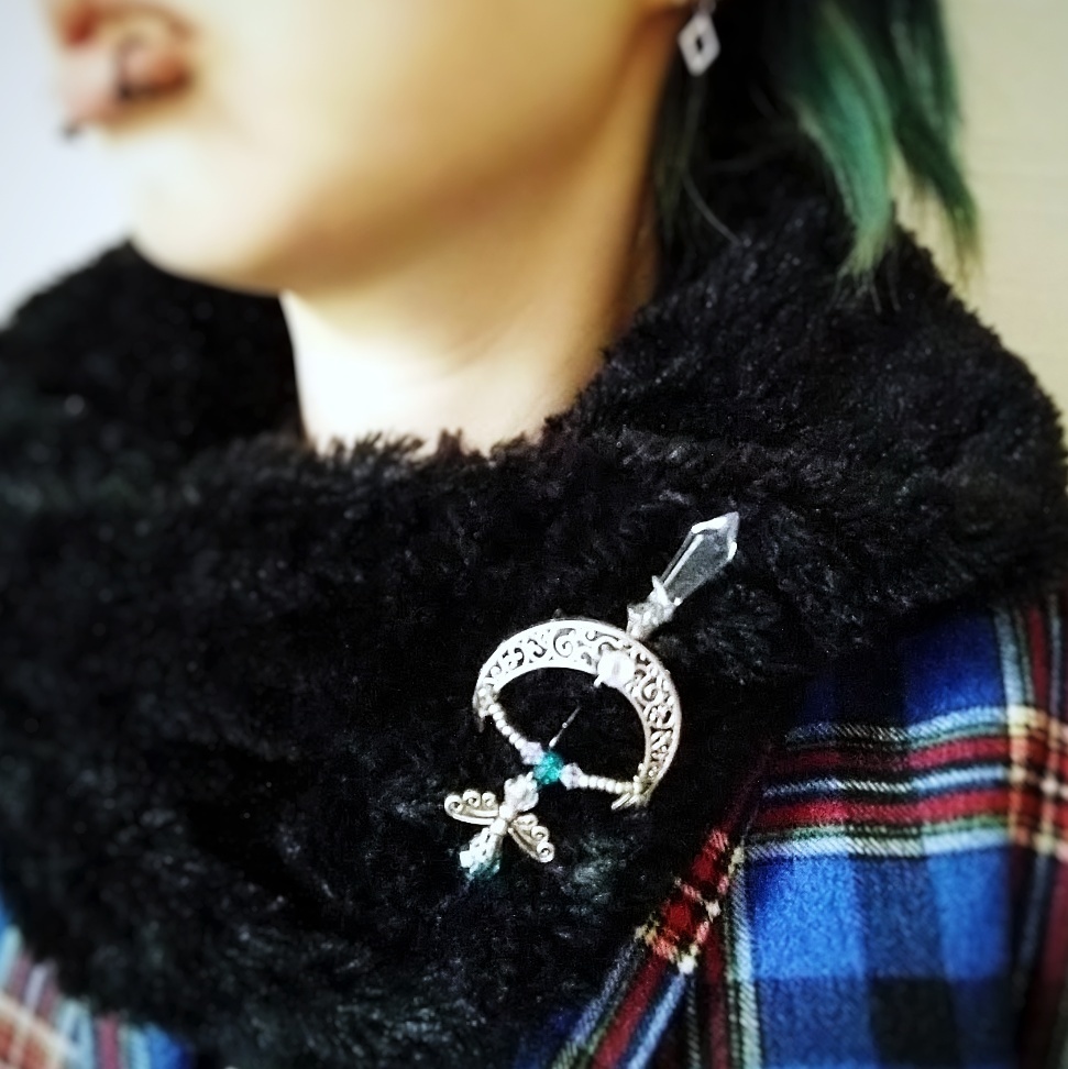 フリーズアロー ブローチ スカイブルー×シルバー 中級魔法 ウィザード専用 氷属性 弓矢 個性 563