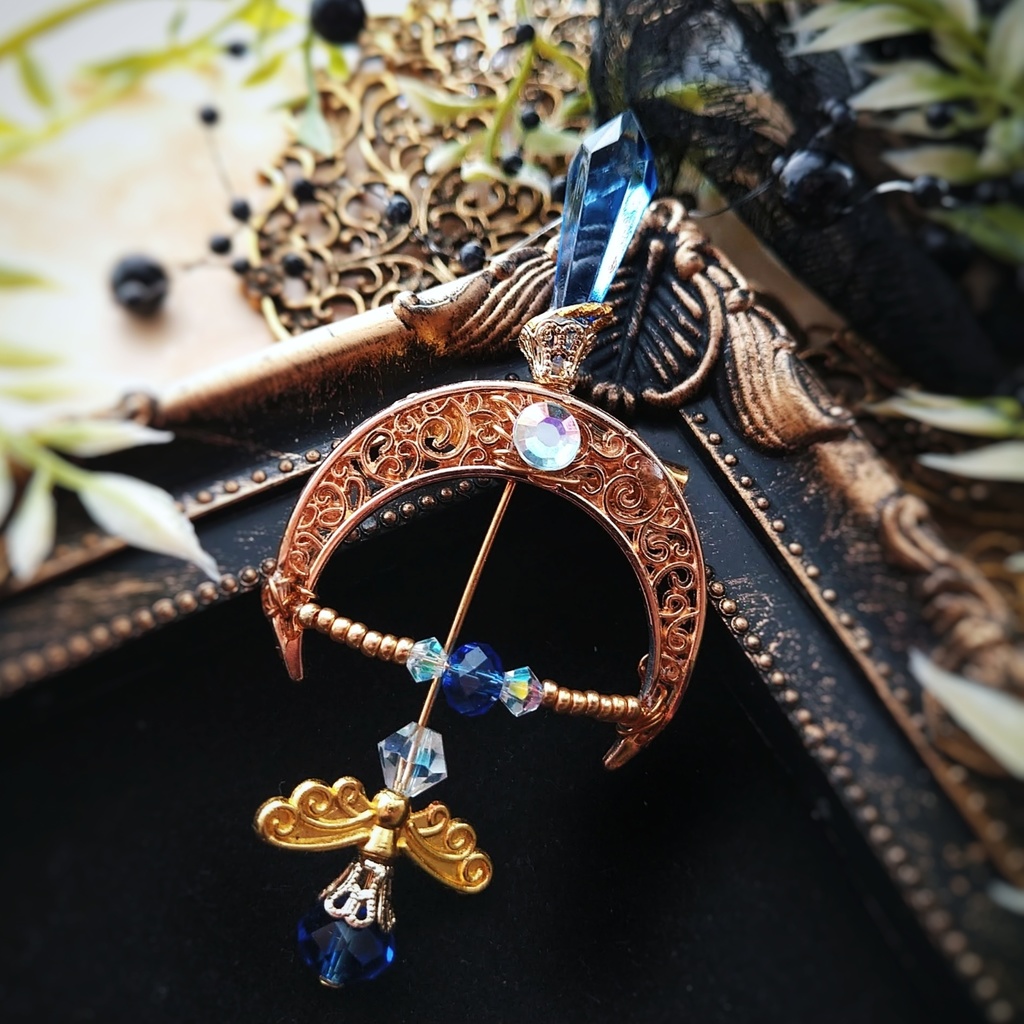 ウォーターアロー ブローチ ブルー×ゴールド 中級魔法 ウィザード専用 水属性 弓矢 個性 565