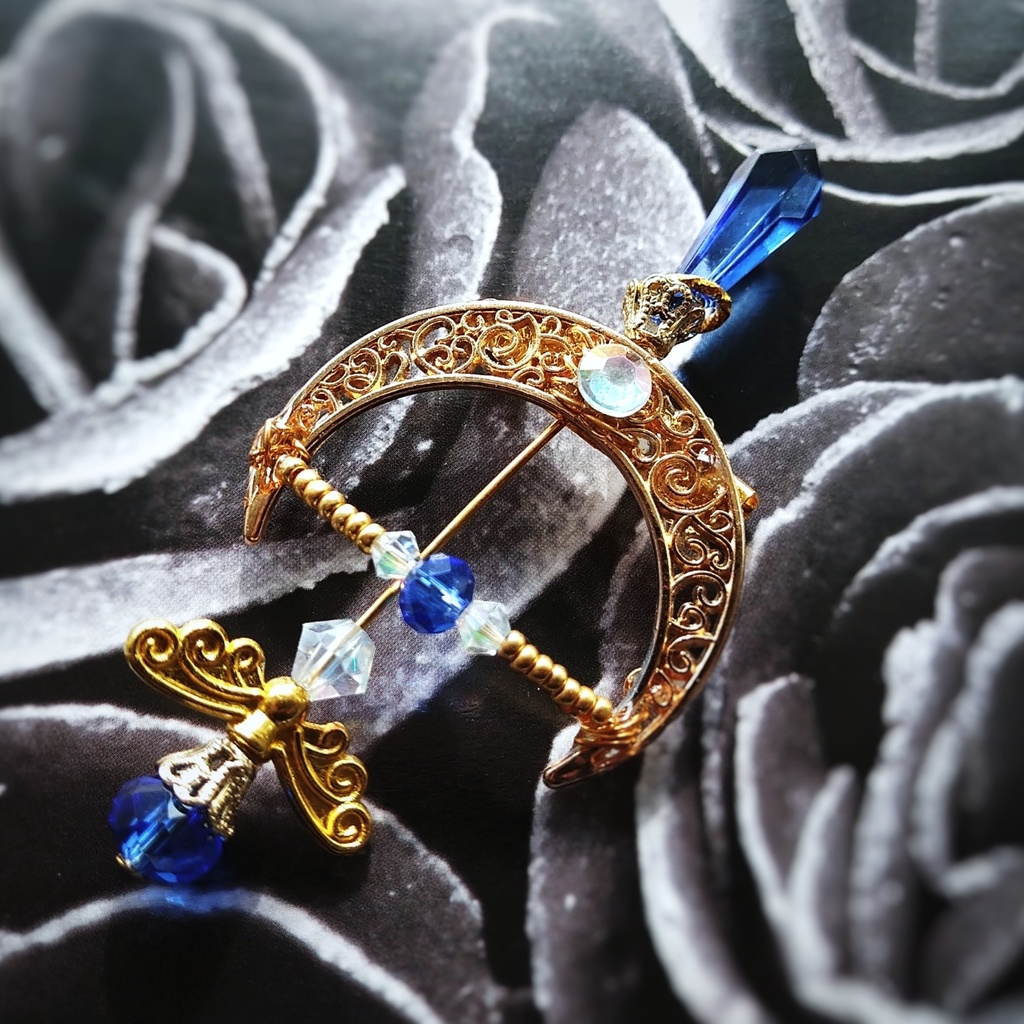 ウォーターアロー ブローチ ブルー×ゴールド 中級魔法 ウィザード専用 水属性 弓矢 個性 565