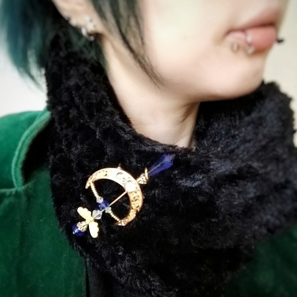 ウォーターアロー ブローチ ブルー×ゴールド 中級魔法 ウィザード専用 水属性 弓矢 個性 565