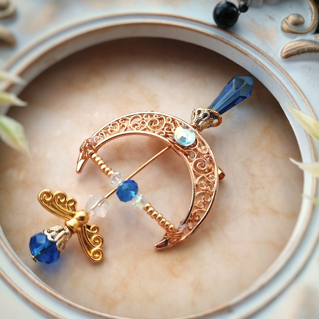 ウォーターアロー ブローチ ブルー×ゴールド 中級魔法 ウィザード専用 水属性 弓矢 個性 565