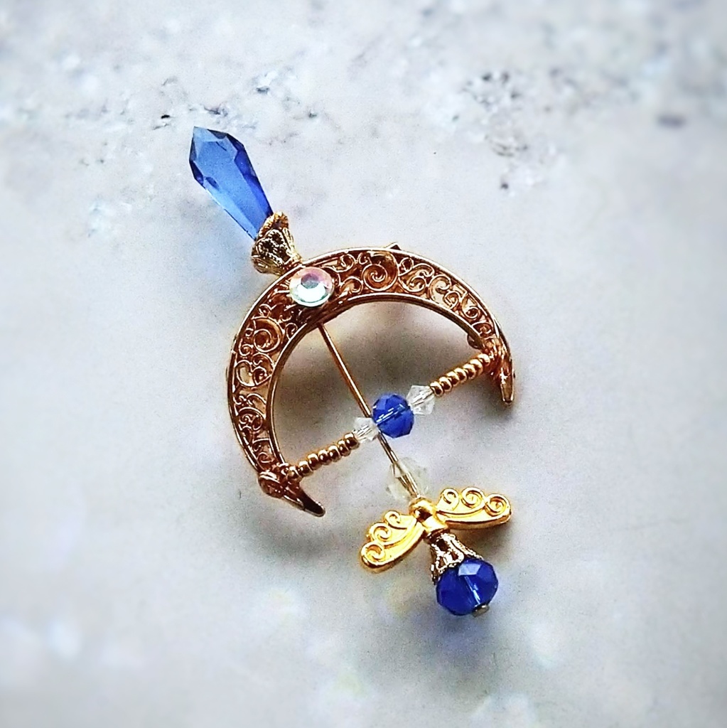 ウォーターアロー ブローチ ブルー×ゴールド 中級魔法 ウィザード専用 水属性 弓矢 個性 565