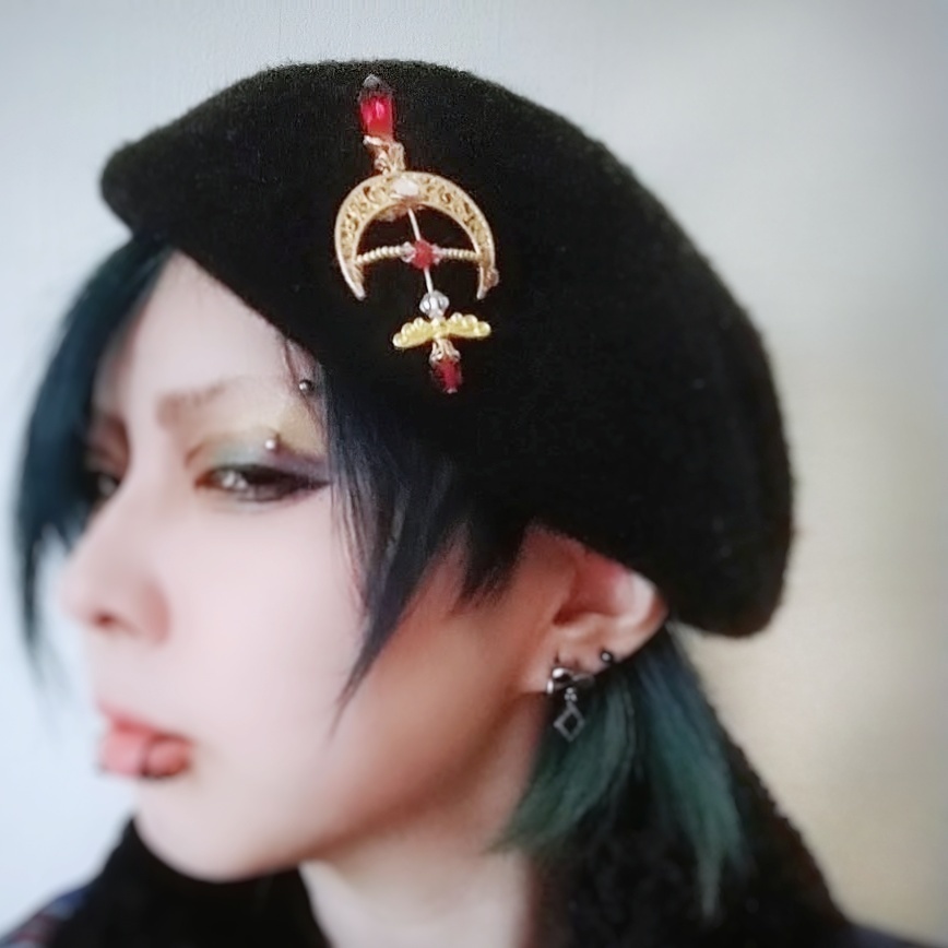 ファイヤーアロー ブローチ レッド×ゴールド 中級魔法 ウィザード専用 火属性 弓矢 個性 566