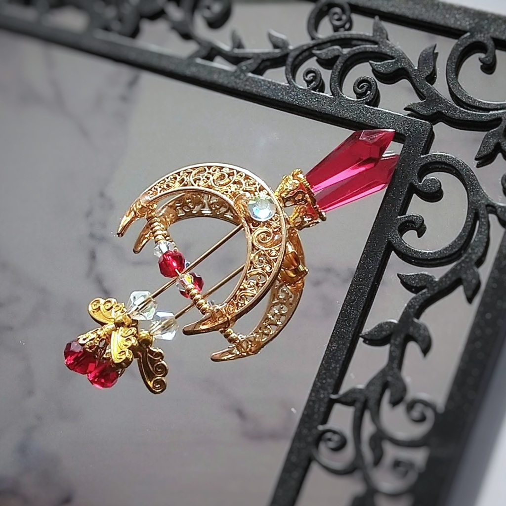 ファイヤーアロー ブローチ レッド×ゴールド 中級魔法 ウィザード専用 火属性 弓矢 個性 566