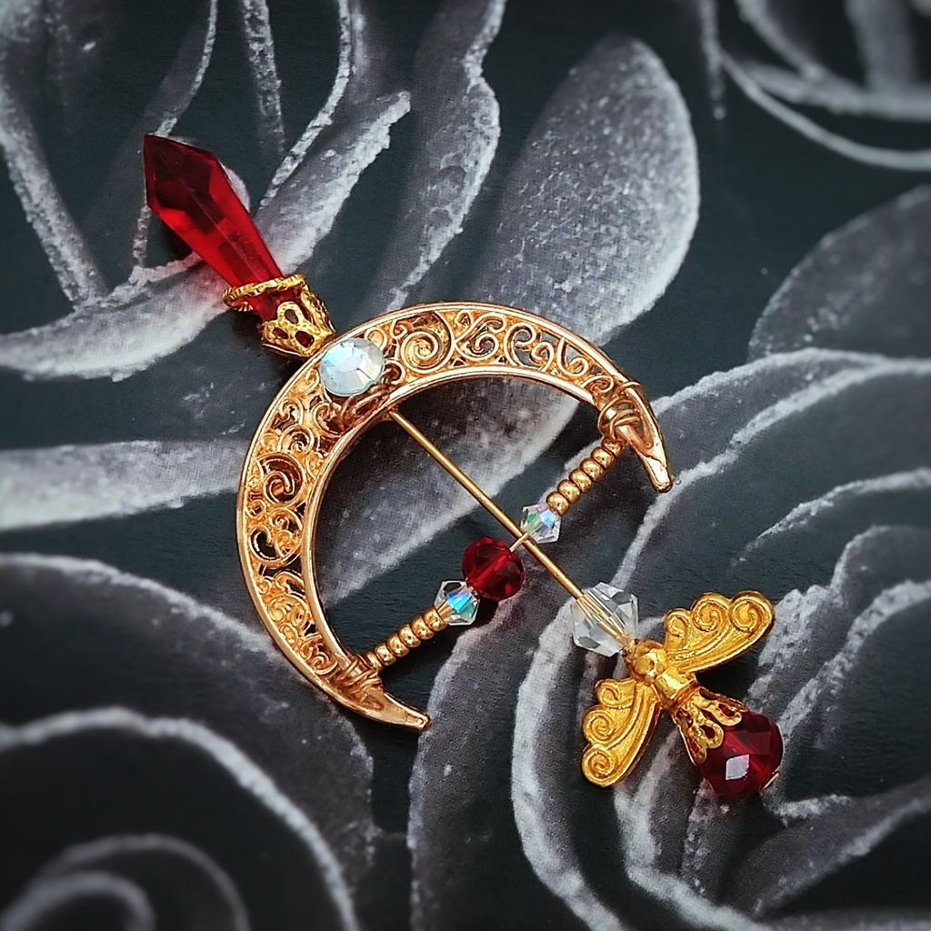 ファイヤーアロー ブローチ レッド×ゴールド 中級魔法 ウィザード専用 火属性 弓矢 個性 566