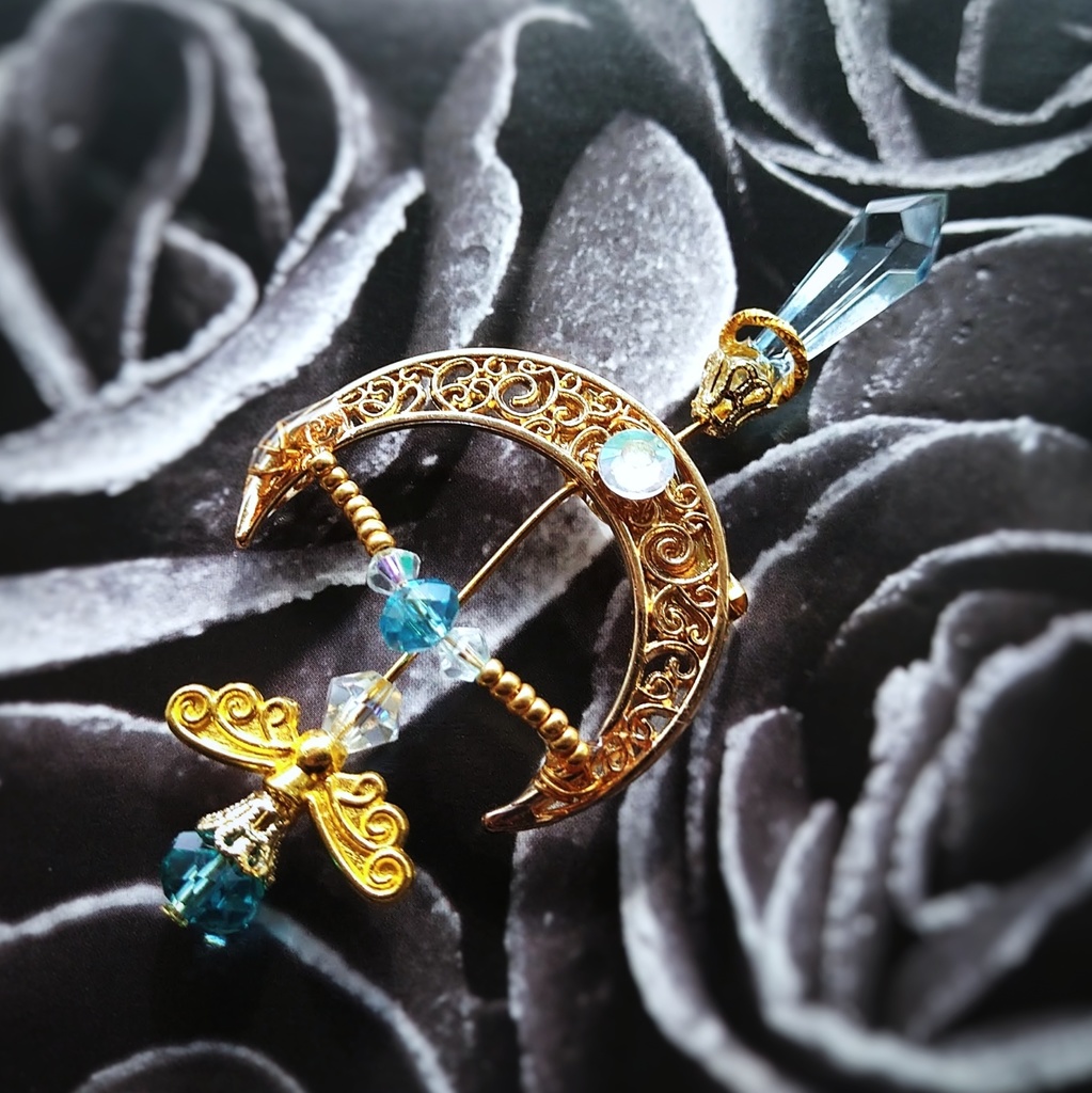 フリーズアロー ブローチ スカイブルー×ゴールド 中級魔法 ウィザード専用 氷属性 弓矢 個性 567