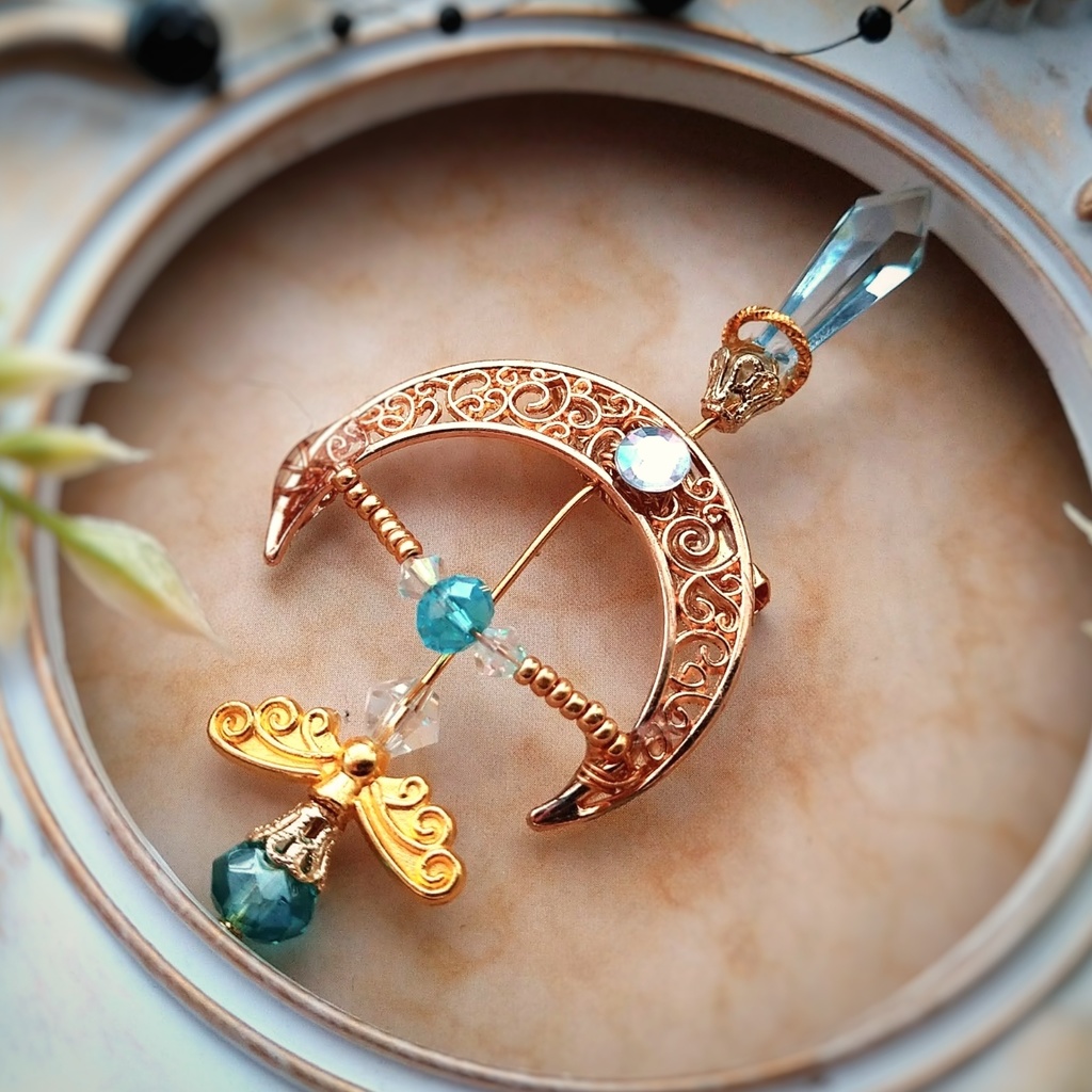 フリーズアロー ブローチ スカイブルー×ゴールド 中級魔法 ウィザード専用 氷属性 弓矢 個性 567