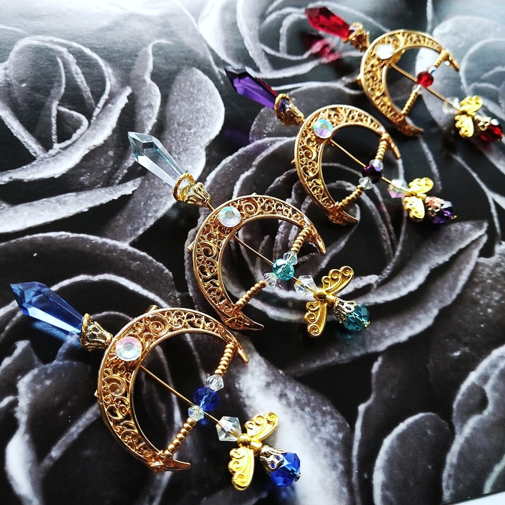 フリーズアロー ブローチ スカイブルー×ゴールド 中級魔法 ウィザード専用 氷属性 弓矢 個性 567