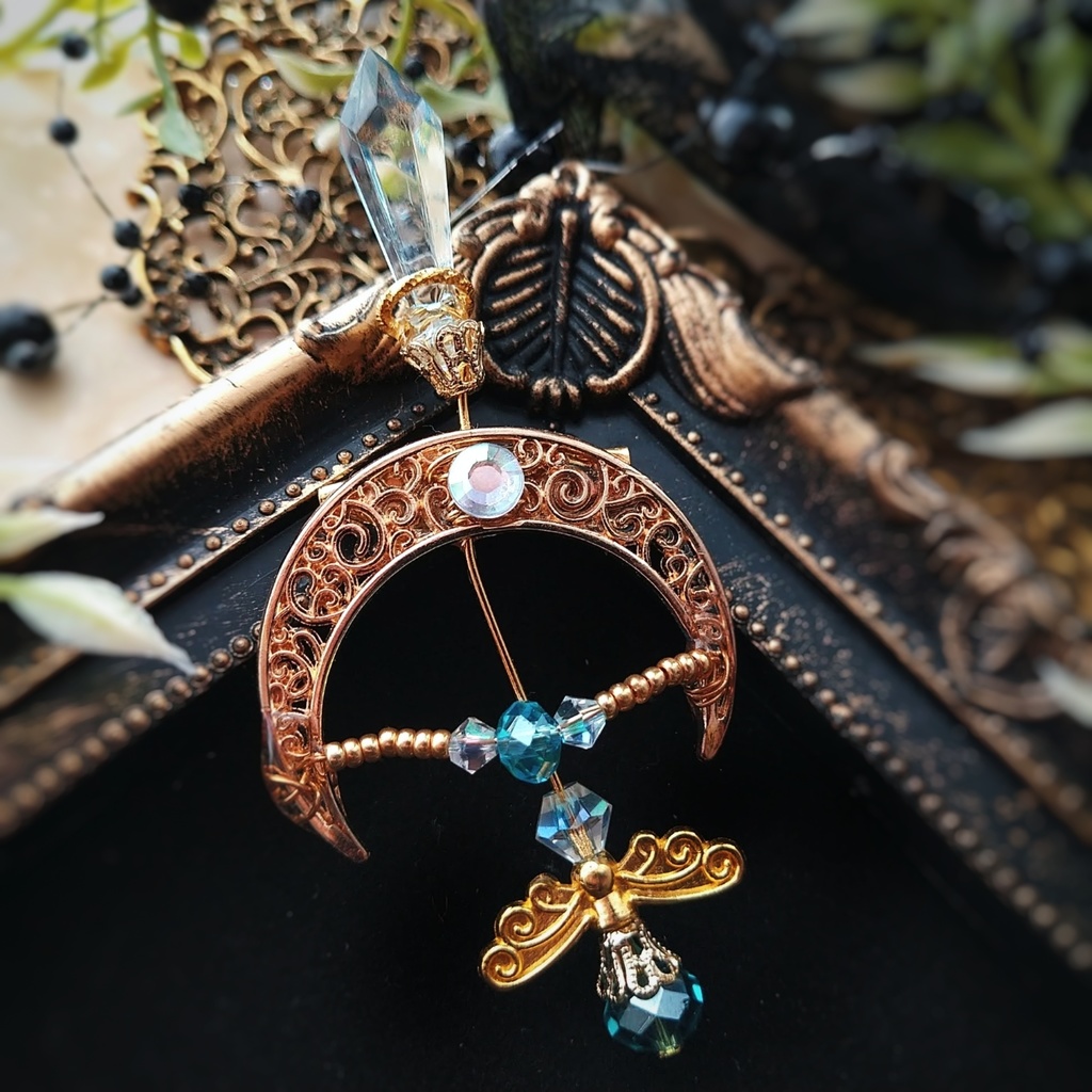 フリーズアロー ブローチ スカイブルー×ゴールド 中級魔法 ウィザード専用 氷属性 弓矢 個性 567